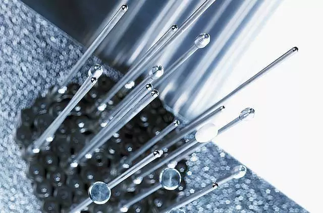 Heat-resistant pin oven chain used in aerosol can and tube drying ovens